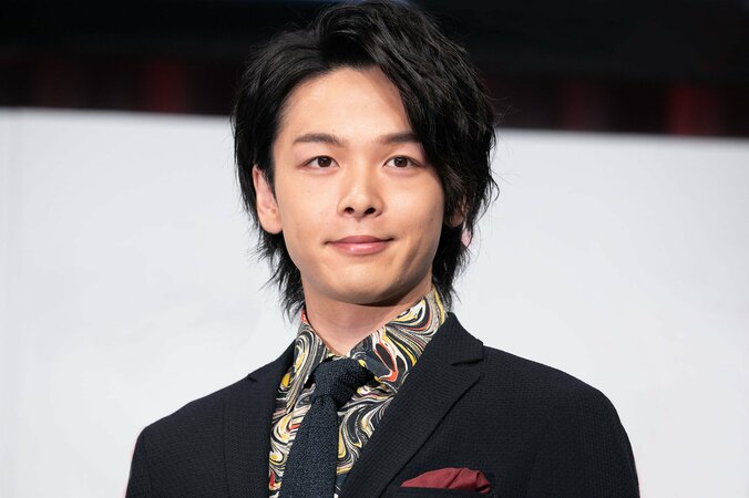 「ポーズがルフィっ！」「さすが晴れ男」中村倫也、青空の下でガッツポーズしたオフショットに反響 1枚目