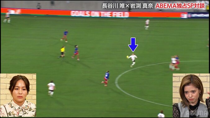 「神トラップ」の映像を見る長谷川唯と岩渕真奈