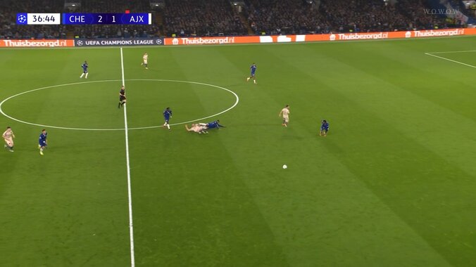 「もろに顔面入ってる」額から大流血！スパイク足裏が頭部を直撃するアクシデント「もつれたあとか」「故意ではないだろうけど」血まみれ顔にスタジアム騒然 3枚目