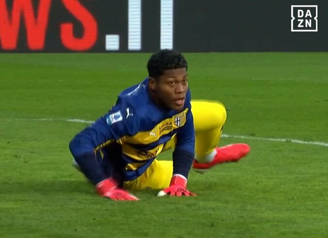 セーブ後の鈴木彩艶