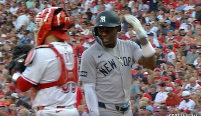 【写真・画像】一体、何が起きた…？ 大谷翔平、特大アーチで“まさかの光景”「なんでだよw」「面白すぎる」 球場が騒然となった“衝撃シーン”が話題に　1枚目