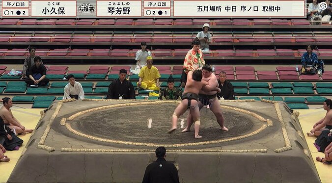 中日最初の取組で“92キロ差”衝撃決着 巨漢がすっ飛んでいく驚きの光景「いきなりスゴイ」「最初から見れたの初めてかも」 3枚目