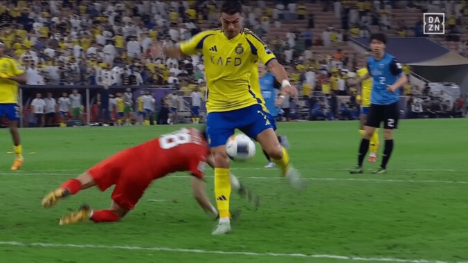 C・ロナウドが唖然…川崎DFの“魔法のシュートブロック”に衝撃＆称賛の声！「どっから飛んできた」「漫画の世界」「ご飯3杯いける」ACLE決勝に導いたスーパー守備の瞬間 3枚目