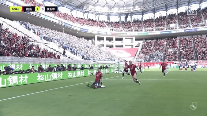 芝がえぐれた！J1得点王に笑劇アクシデント「環境破壊」「まったく滑ってない」鹿島FWの膝スライディング大失敗が脚光「田中碧に習おう」 3枚目
