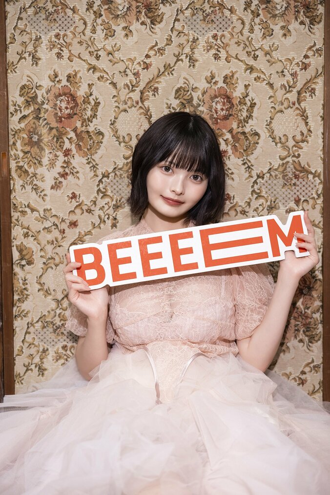 元公務員コスプレイヤー・すずらが多面的な魅力を見せるグラビア 『BEEEEM』初登場＆アザーカット公開 5枚目