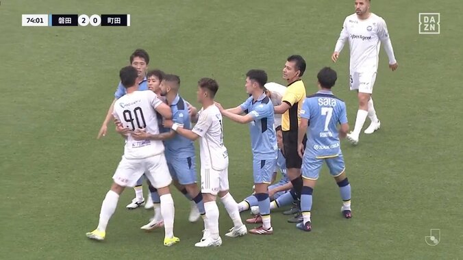 【映像】座り込む選手に詰め寄り一触即発の瞬間