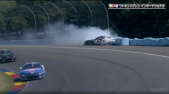 クラッシュの裏で「カメラが消えた」 レース中の直撃ハプニングに「カメラw」「カメラーーーーーーw」中継騒然 2枚目
