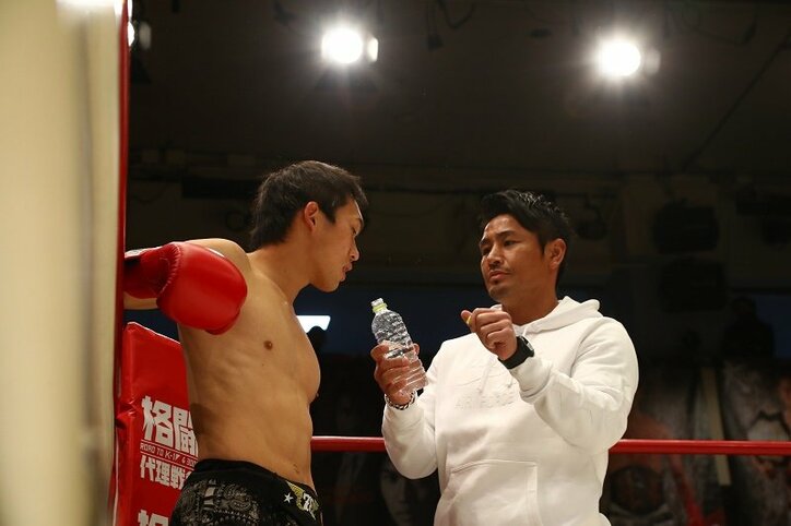 魔裟斗、K-1新旧カリスマ対決を制する!“ミスターフルボッコ”松村が豪快KOで涙の優勝