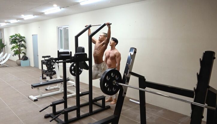 シェアハウスで筋肉自慢の男たちが一緒に筋トレ「ムキムキすぎてビビった」視聴者も興奮『恋するアプリ Love Alarm』#3