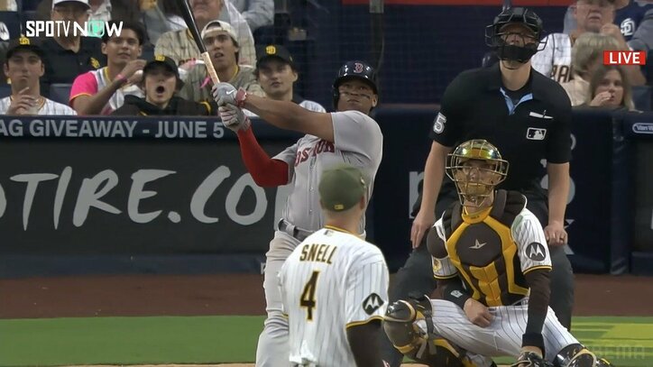 吉田正尚の前を打つ主砲ディバース、“確信止まり”が長すぎる豪快アーチ！ 1歩も動かず打球見つめる完璧弾に「えぐすぎわろた」「音が」「やばwwwww」