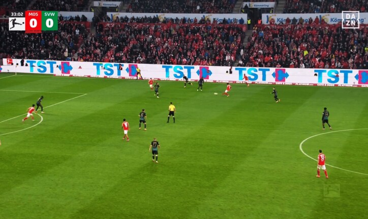 スルーパスを出す佐野