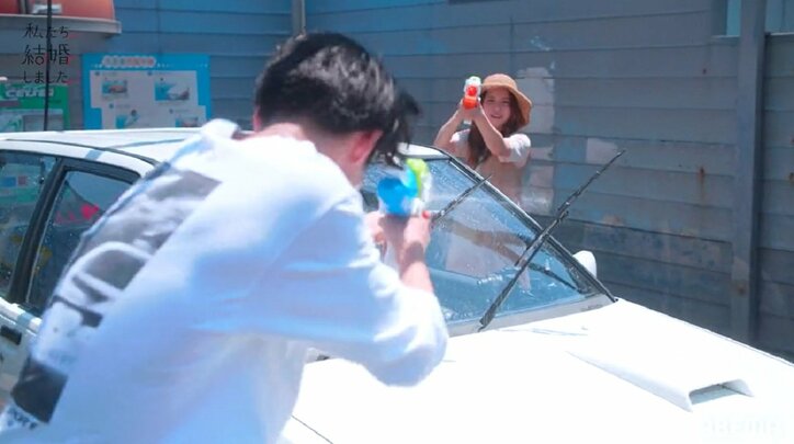 美脚あらわな川島海荷を年下夫がおんぶ！そのままスクワットで公開イチャイチャ『私たち結婚しました3』第7話