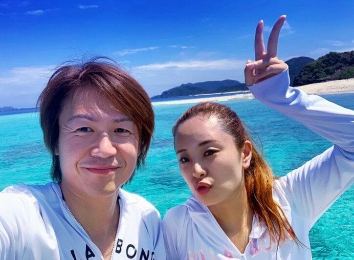 城咲仁、妻とビーチで撮った2ショットを公開「夏が終わりを告げるのですね」