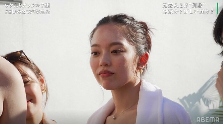 別れたばかりの元カレが女性とべったり…元カノショックを隠せず呆然「距離感違う」『隣恋3』第1話