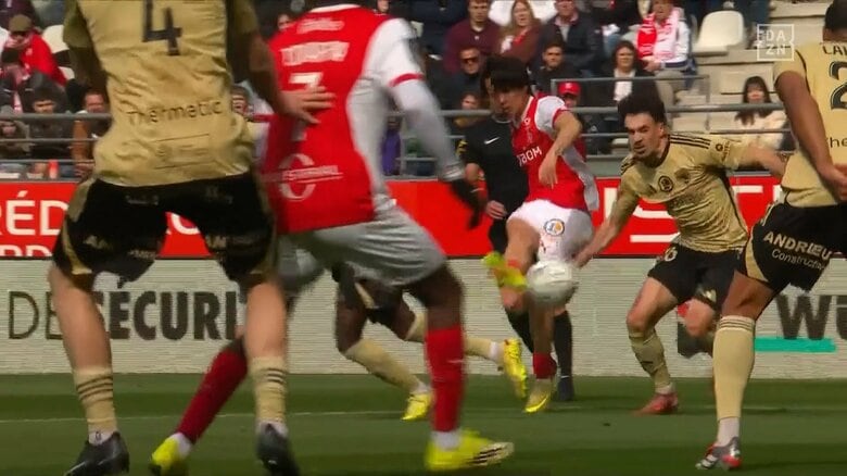 一体何した？中村敬斗、完全個人技で絶好チャンス創出「良いコースだな」カットイン→意表をついたニア打ち抜きショット炸裂の瞬間