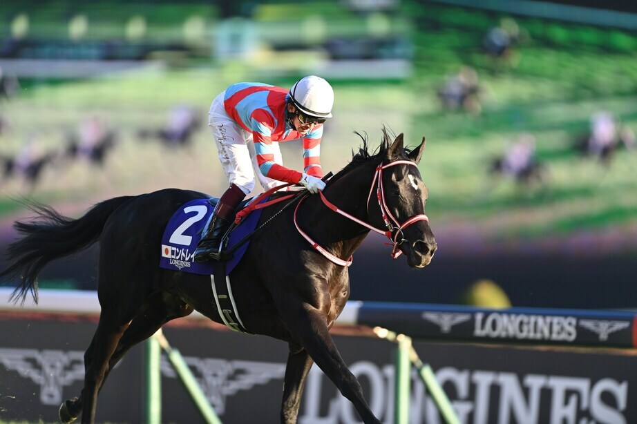 コントレイルの引退レースとなった21年のジャパンカップ。2馬身差をつけての有終の美に、福永騎手も涙した ©Keiji Ishikawa