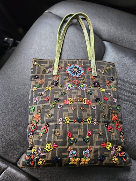 山田美保子氏、約30年前にハワイで購入した『FENDI』のバッグ公開 