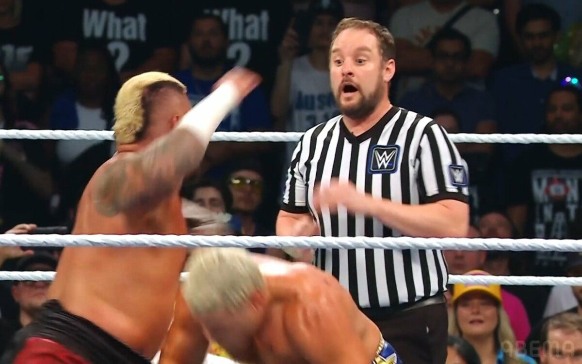 2度の誤爆でレフェリーが完全失神！ 露骨な試合妨害に「確信犯