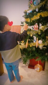 保田圭『クリスマスツリーの飾り付け』