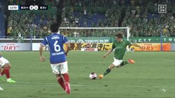 神コースにギュン！「うますぎるだろ！」「エグすぎる！」伝統のクラシコでスタジアムを騒然とさせた東京V山見大登“右足ミドル”炸裂の瞬間