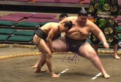 「ひっくり返した！」60キロ力士、160キロ巨漢を“一撃”でゴロン 華麗な決まり手に館内どよめき