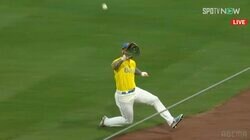 その打球をダブルプレーにしちゃう！？吉田正尚の同僚野手が華麗なファインプレーでチームのピンチを救う ファン絶賛「良く捕った」「ナイスプレー！」