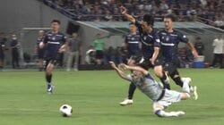 「これはプロフェッショナルファウルだわ」ガンバDF、際どすぎるプレーでDOGSO一発退場も「岸本は責められない」“覚悟のファウル”をファンが賞賛