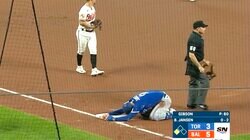 ち、ちくしょー！スリーベースならず走塁失敗でガックシ　ベースを叩きつけて悔しがる姿に「欲張りさんめ」ファンも優しく諭す