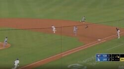 何が起きた？ 大谷翔平、謎打球で“想定外のハプニング”「まさかの展開すぎw」 相手野手のグラブを弾き飛ばす一撃「混乱してる」