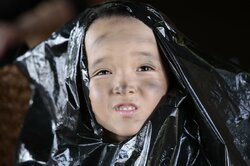 広瀬アリス主演『巫女っちゃけん。』　難関オーディション勝ち抜いた子役・山口太幹くんの場面写真解禁