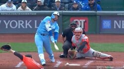 恐ろしい軌道… オリオールズ菅野智之に打者が“崩れ落ちる”「えげつない」 ベース直前で急落→ワンバンの落ち球で“空振り三振”「落ち幅すごい」