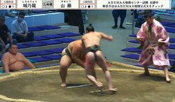 ひぇー！ “体重2倍”差対決で「背骨折れそう」力士の上体が90度に…“ひやり”の場面に館内どよめき