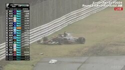 「また最終コーナー」百戦錬磨のレーサーもなす術なし　“魔のコーナー”でクラッシュ続出…悪夢の瞬間　ドライバーは検査も「異常なし」発表で安堵