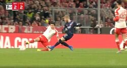 サポーターも激怒！“アジア最強DF”がありえない痛恨ミス 狙われた？緩いパスが奪われて失点した瞬間　ミスを取り返そうと出した足でコースが変わる→GKが絶望