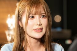25歳肉食系グラドル、太ももキワキワ美脚ショーパンで濃厚すぎる誘惑！ 若手芸人の手を胸元へ…「ドキドキしてるのわかる？」