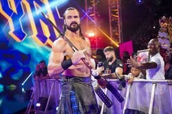 子猫を抱く“狂気の男”の優しい姿に大反響…眼帯姿のドリュー・マッキンタイアと黒猫の2ショット