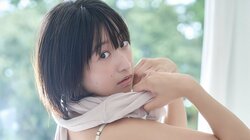 “グラビアクイーン”榎原依那、オトナムードで見せる新しい一面 ヤンマガWebカット