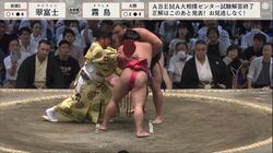 “まわし待った”から助っ人加わる珍しい光景に館内騒然　約2分40秒の中断に元若乃花「これ、あんまり見ないけどね」「行司さん一人が巻くのは大変」という声も