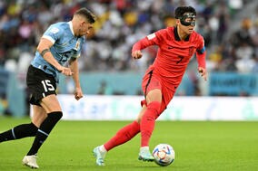 【W杯】“バットマン”が増殖！　ソン・フンミンの黒フェイガード姿に韓国ファンが次々変身