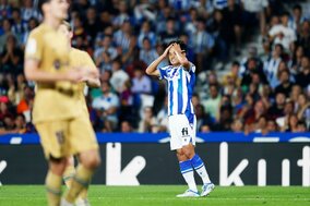 3万回再生！ 久保建英の「バルサ戦、決定機動画」に「まじで惜しい」の声が続出！ 相手GKの弾いたボールに詰めた「左足ボレーシュート」！