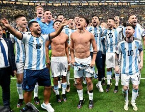 大興奮アグエロがピッチへ！神出鬼没なOBが話題「全く違和感ない」「メダル貰う勢いやん」 着用ユニにも注目集まる【W杯】