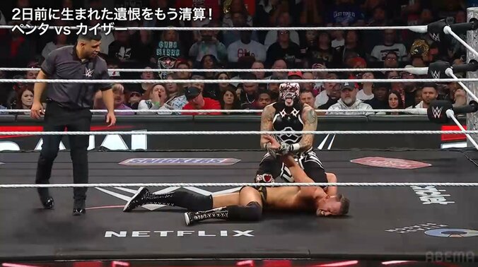 カイザーの腕をとるペンタ