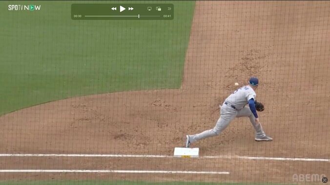 送球がややライト方向に逸れるも