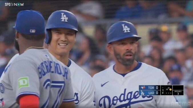 大谷翔平が塁上で「イチャイチャ」 笑顔の“再会”に反響続々「大谷大好きゲレーロ」「怒ってたけど大谷さん来てにこにこ」 3枚目