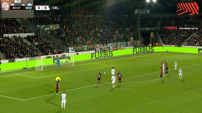 日本代表MF、大ブーイングのなか強烈PK弾を叩き込んでEL初得点！「一矢報いた！」GKの手を弾く弾丸シュート炸裂の瞬間 3枚目