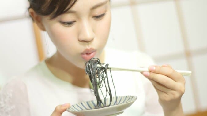 都会にいながら沖縄気分！ 高橋茉莉、山咲トオルと沖縄料理で乾杯 7枚目