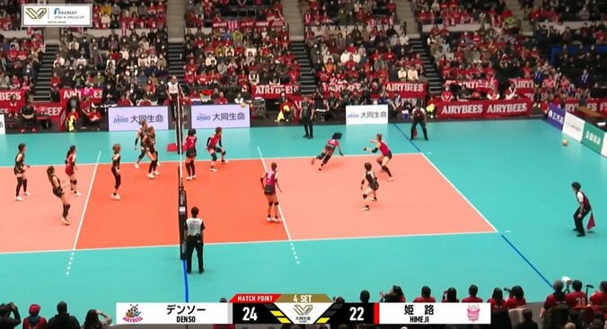 女子バレー、相手が吹っ飛んだ…強烈スパイクが炸裂 「ごめん…」195cmアタッカー思わず陳謝 4枚目