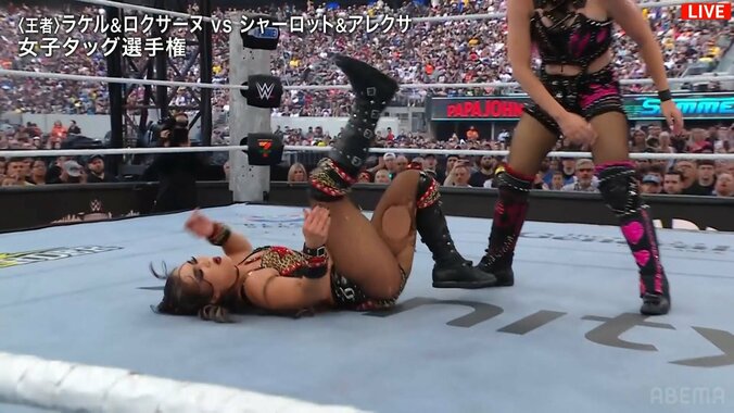 右カウンターで悶絶するロクサーヌ