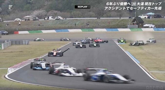 ウイングが「刺さってる」国内最速レースで驚きの光景 開始早々の出来事に「なかなか見ないシーン」実況も驚き隠せず 3枚目