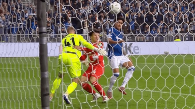 スタジアム騒然！日本代表MF、“まさかの形”で欧州初得点「あそこに入って行くの大事」「持ち味が詰まってる」出場２分で大仕事 3枚目